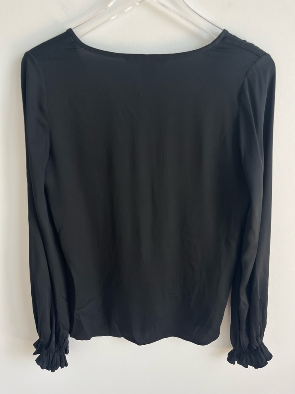 Diane von Furstenberg Black Silk Stretch V-Neck Blouse Ruffle Cuff Size 4 - Picture 3 of 8